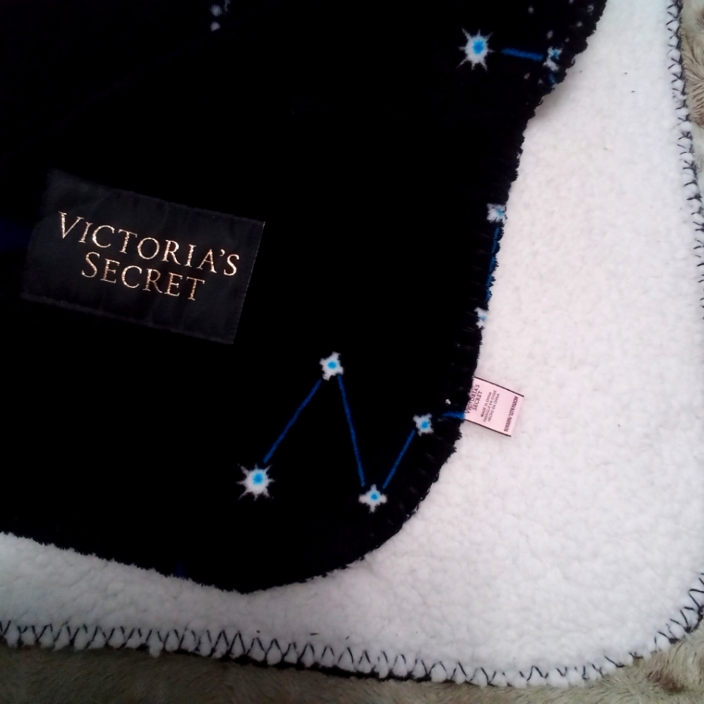 ~NWOT~ VS-Fleece Blanket
